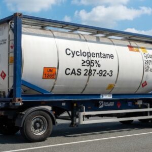 一輛載有環戊烷（Cyclopentane ≥95%、CAS 287-92-3）槽體標示的ISO槽罐車停在貨櫃場中。